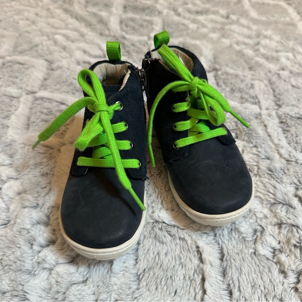 Clarks Boys Suede Boots side zip size 6 toddler